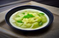 韩剧编辑林晓雯，资深影视内容编辑，专注韩国影视文化解读，背景为书架与电脑屏幕